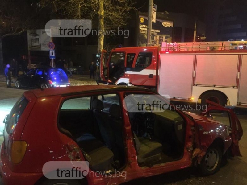 Ужасяваща катастрофа в Пловдив! Откараха трима в болница, единият водач е пиян СНИМКИ